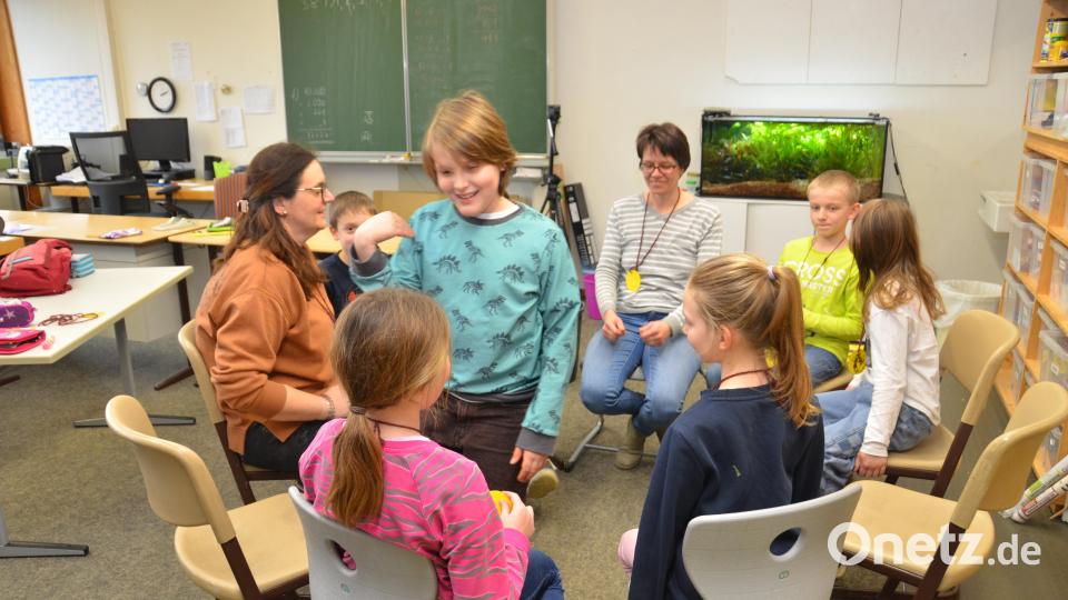 Zwischendurch lockerten die Betreuer die Kinderbibeltage mit Bewegungsspielen auf. Bild: dob