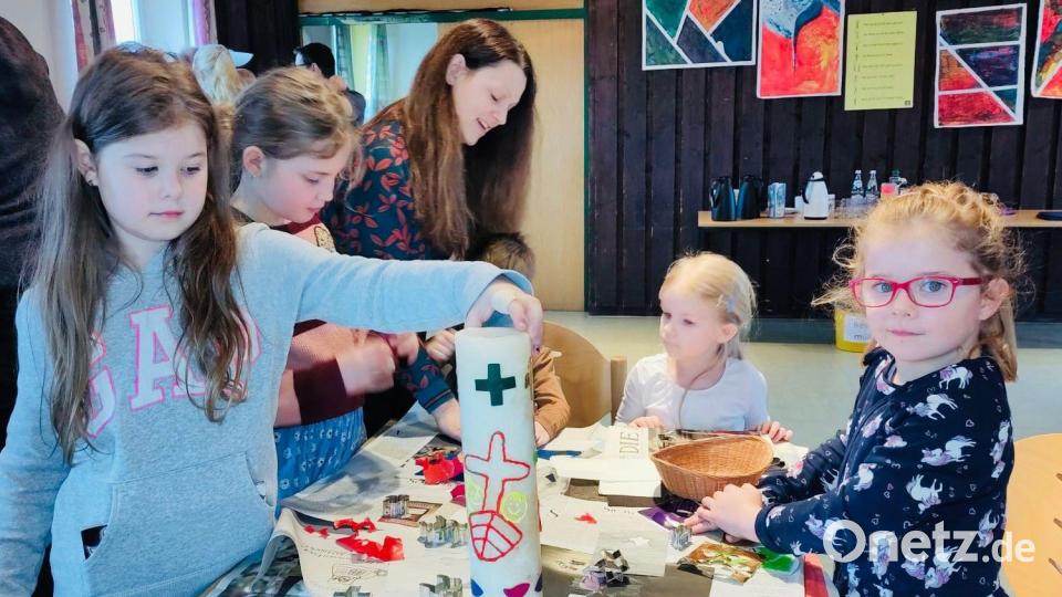 Die Kerze wird zu Beginn der zukünftigen Mini-Gottesdienste entzündet. Bild: Ann-Kathrin Förderreuther/exb