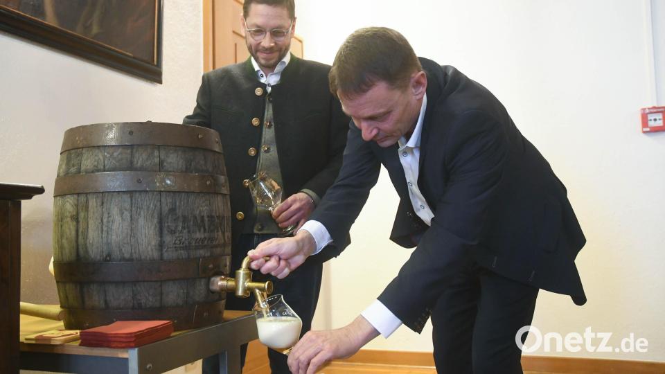 Weidens Oberbürgermeister, Jens Meyer, schenkt das erste Glas mit dem neuen Max-Reger-Festbier unter den Augen von Steffen Hartmann, Geschäftsführer der Gambrinus Brauerei, ein. Bild: Gabi Schönberger