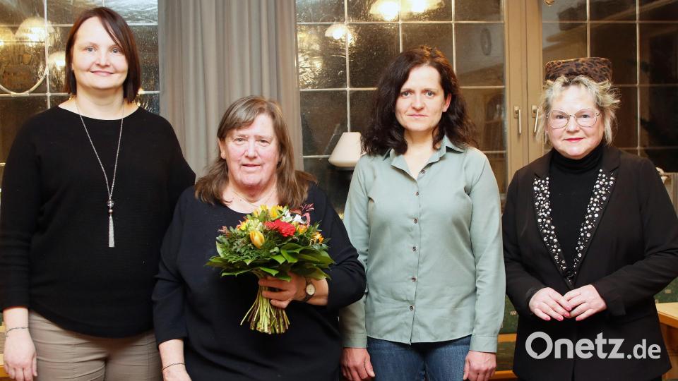 Die wiedergewählte FU-Vorsitzende Gabriele Frank (links) und ihre neugewählte Stellvertreterin Christina Kreuzer (rechts.) sowie die neue Schatzmeisterin Ramona Wagner (Zweite von rechts) dankten der bisherigen Schatzmeisterin Elfriede Böhm (Zweite von links). Bild: lst/exb