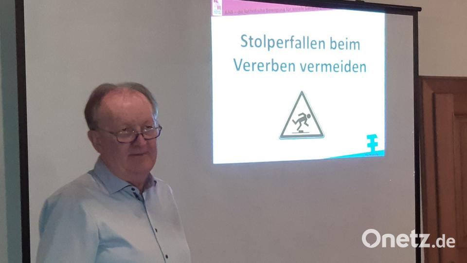 Josef Wismet beim Vortrag bei der KAB Kulmain. Bild: rpp