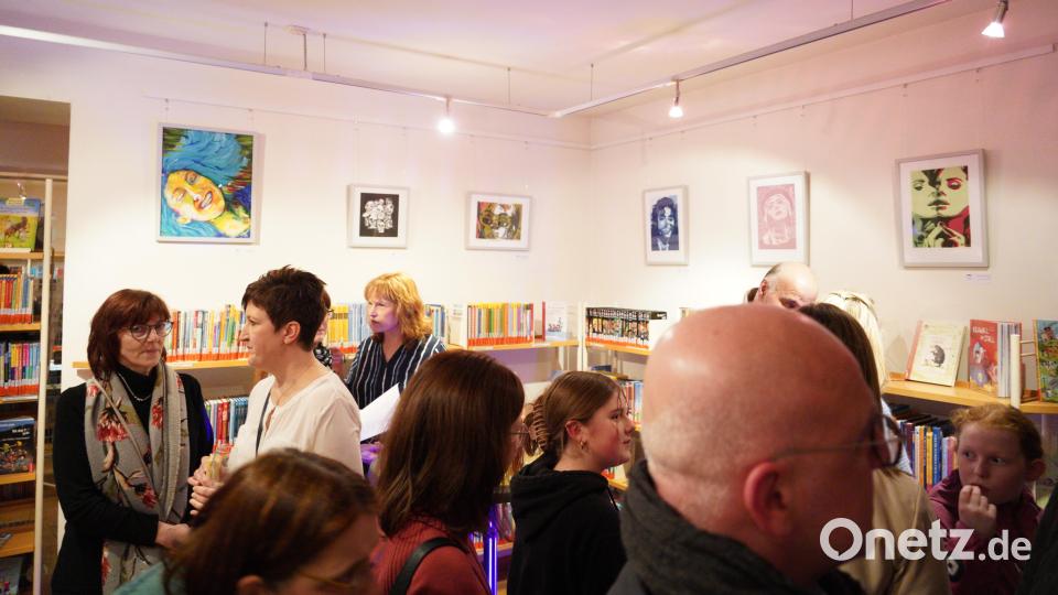 "#Nahbar Ausstellung von Studienarbeiten zum Thema Mensch" – so lautet lautete das Motto in der Stadtbücherei. Das Institut für Fachlehrer aus Bayreuth stellt dort und im Kulturcafé noch bis zum 27. Juni Bilder der Studierenden aus. Bild: kaz