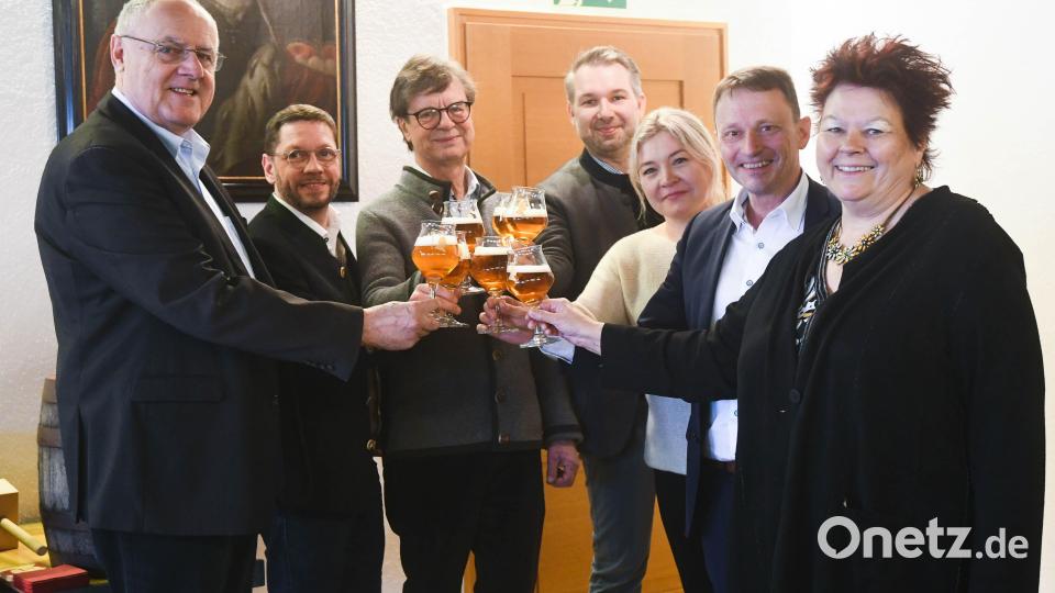 Die an der Herstellung beteiligten Akteure der Stadt Weiden und der Brauerei Gambrinus stoßen gemeinsam auf das bald beginnende Festjahr an. Bild: Gabi Schönberger