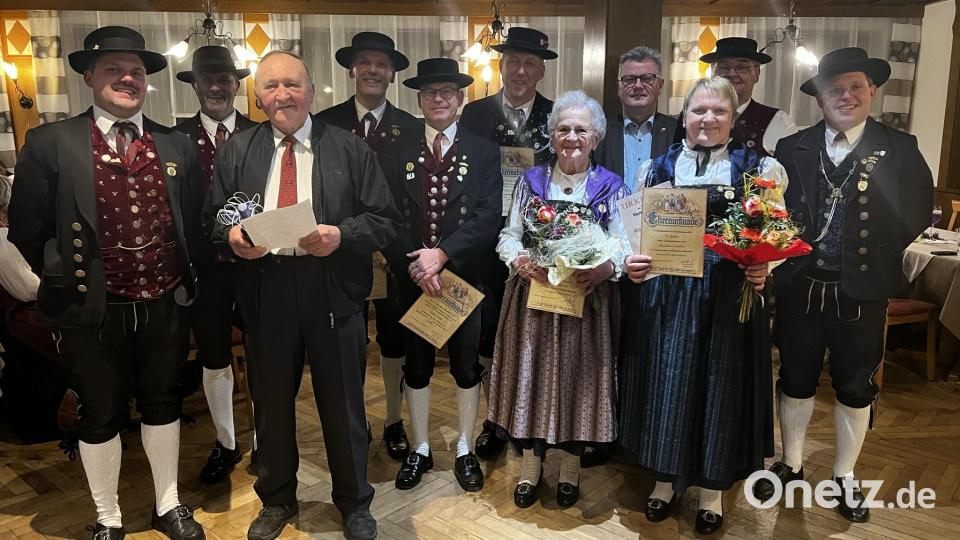 Tobias Lehner (rechts) vom Oberpfälzer Gauverband und Bürgermeister Michael Göth (Vierter von rechts) mit den geehrten Mitgliedern des Heimat- und Trachtenvereins Stamm Sulzbach-Rosenberg. Bild: müb