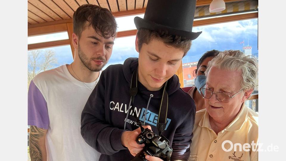 Lukas Kaschny und Jan Wanderer (von links) unterwegs im Seniorenheim der Diakonie mit der Fotokamera. Bild: gri