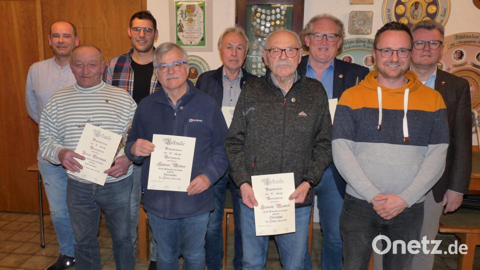 Sechs Mitglieder wurden für 20 Jahre Treue zu den Riglasbrünnern ausgezeichnet. Vorne von links Christoph Aures, Dr. Michael Scherer, Manfred Klameth, Zweiter Vorsitzender Stefan Karg; hinten von links Vorsitzender Christian Stöcklmeier, Thomas Mutzbauer, Manfred Welz, Dr. Armin Rüger und Bürgermeister Michael Göth. Bild: rlö