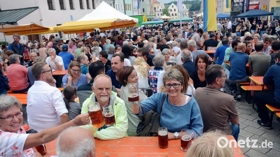 Am 15 Juli steigt das nächste Neustädter Bürgerfest am Stadtplatz zwischen Rathaus und Lobkowitzschloss. Archivbild: Gabi Schönberger