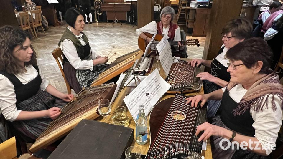 Zwischendurch spielte die Stubenmusi für die Gäste der Jahrestagsfeier beim Heimat- und Trachtverein Stamm. Bild: müb