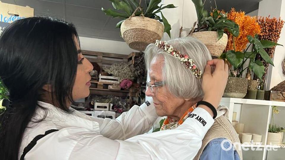 Huda Juma Dayaa (links) beim Styling der Senioren.. Bild: gri