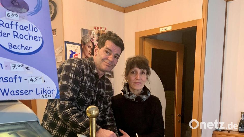 Inhaberin der Eisdiele Eis Europa in Eschenbach, Rita Dal Cin, und ihr Mann Stefano. Bild: Stefanie Roth