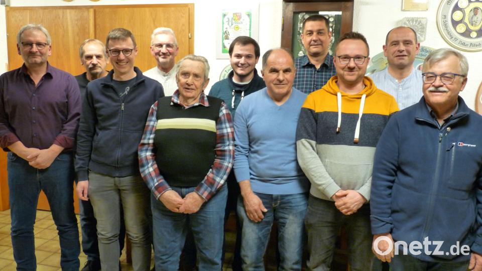 Die neu gewählte Führungsriege der Tischgesellschaft Riglasbrünner: Vorne von links Klaus Zahn, Michael Högner, Hans Schönmann, Erwin Mutzbauer, Stefan Karg, Dr. Michael Scherer; hinten von links Josef Schierlinger, Walter Mertel, Felix Scherer, Klaus Maderer, Christian Stöcklmeier. Bild: rlö