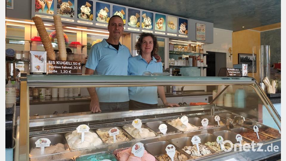 Philippe Castellarin und Arianne De Biasi von der Eisdiele Pinguino in Grafenwöhr haben wechselnd 50 verschiedene Eissorten im Sortiment. Bild: Manuel Castellarin