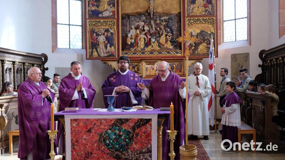Die früheren Stadtpfarrer und Kuraten Monsignore Andreas Uschold, Peter Brolich und Andreas Hanauer feierten gemeinsam mit Stadtpfarrer Johannes Bosco und zahlreichen Gläubigen den Festgottesdienst aus Anlass des 50-jährigen Gründungsjubiläums der Gemeinschaft Sankt Georg Bild: do