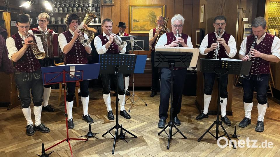 Für Unterhaltung sorgten die Musikgruppen des Stamm-Vereins, hier die Sulzbacher Blasmusik. Bild: müb
