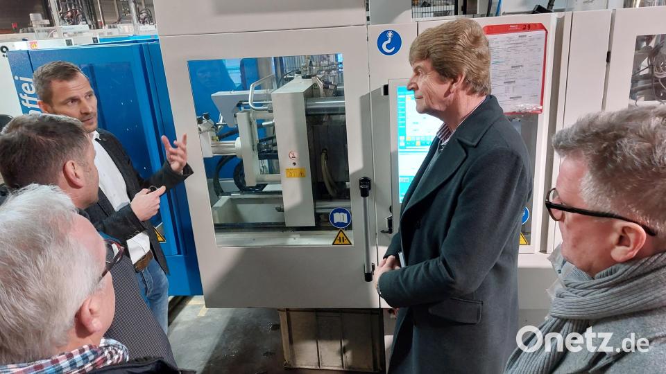 Betriebsleiter Markus Rösel erklärt die technischen Abläufe an einer Spritzgussmaschine. Bild: mfh