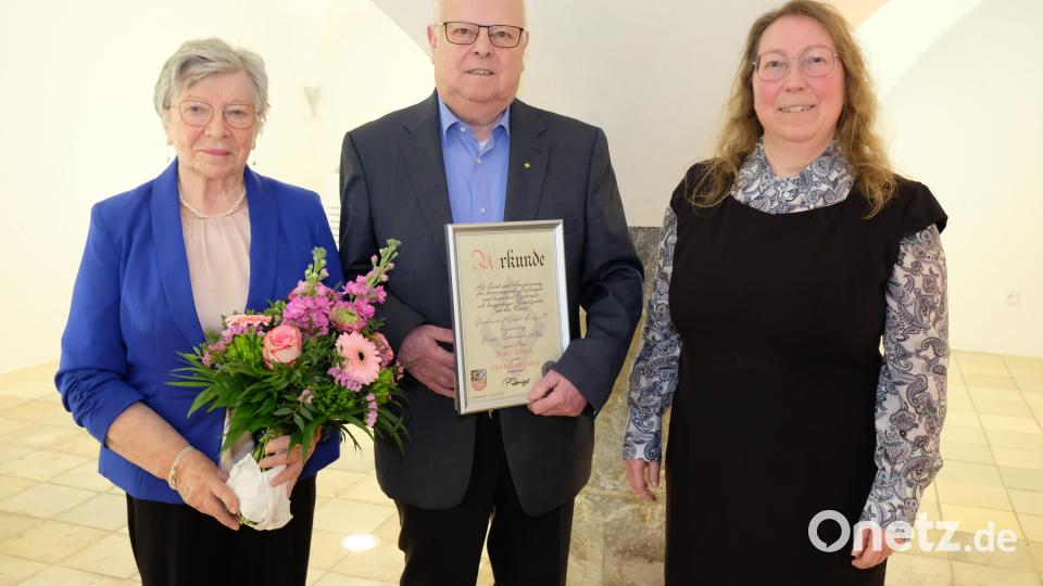 Den Rahmen des Festaktes im historischen Malzhaus nutzt Vorsitzende Petra Danzer (rechts) zur Ernennung des Gründungsvorsitzenden Franz Dilling (mit Ehefrau Franziska) zum Ehrenvorsitzenden der GSG. Bild: do
