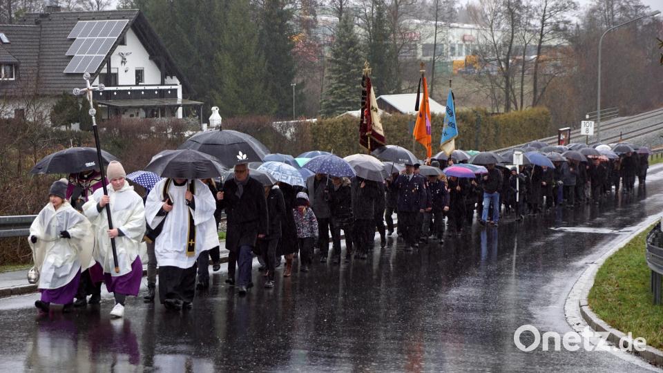 Wind und Regen begleiteten den Trauerzug von der Pfarrkirche bis zum Friedhof. Bild: bkr