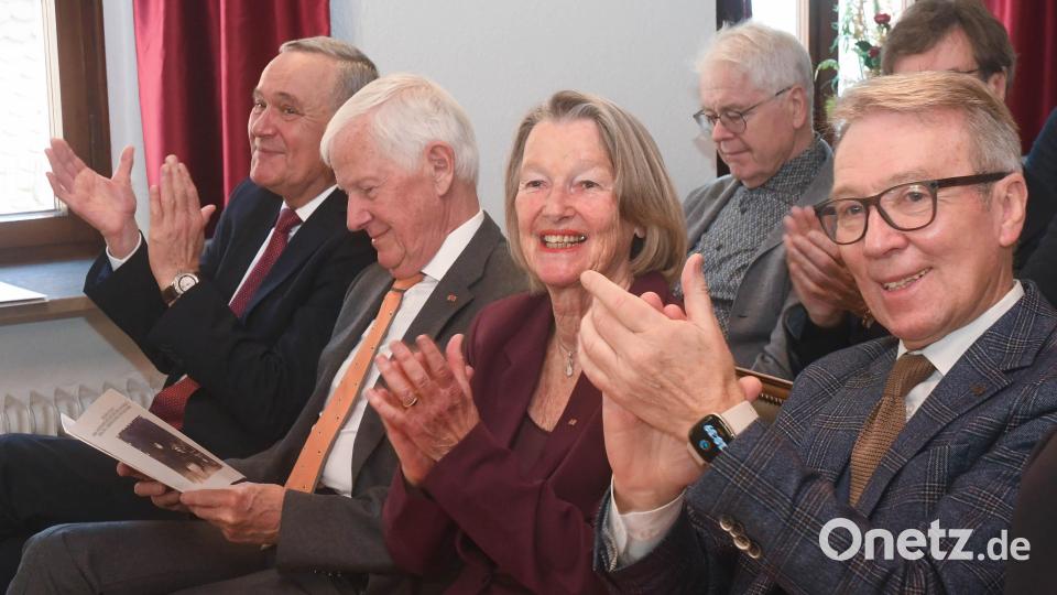 Auch Susanne Popp (zweite von rechts), Leiterin des Max-Reger-Instituts in Karlsruhe, wohnt der Vorstellung der Max-Reger-Sonderbriefmarke bei. Bild: Gabi Schönberger