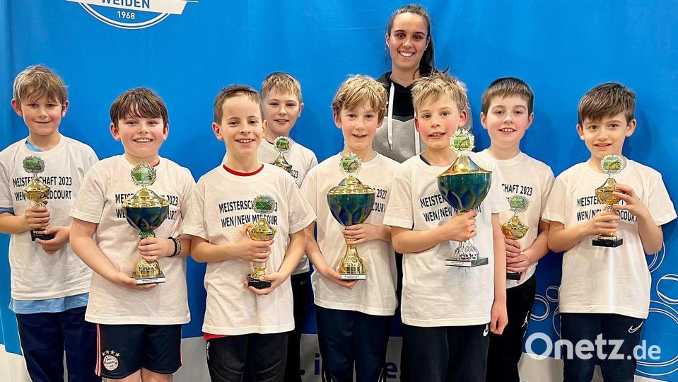 Nur strahlende Sieger: Bei der Midcourt-Konkurrenz der U10 männlich freuen sich die Akteure über ihre Trophäen. Bild: lst/exb