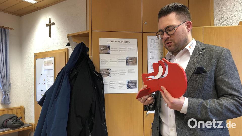 Anhand eines Modells erklärte Sven Lehner die Funktionen der Atemwege und die Gefahren einer möglichen Erstickung bei einer Ohnmacht. Bild: wro