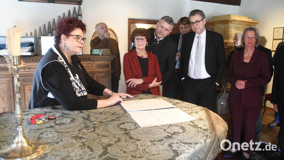 Petra Vorsatz (links) zeigt den Gästen originale Noten von Max Reger. Bild: Gabi Schönberger