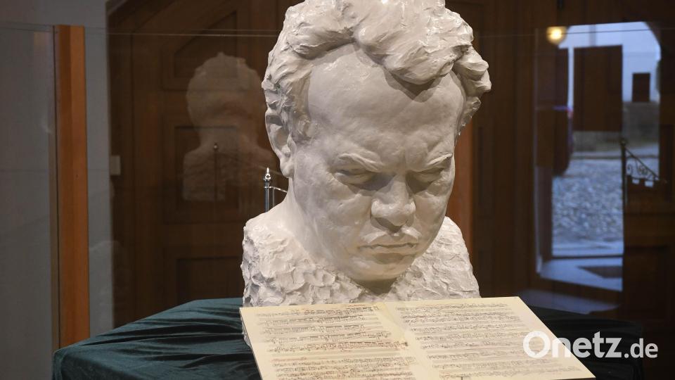 Die Büste von Max Reger sieht auf eine Notenpartitur hinab. Bild: Gabi Schönberger