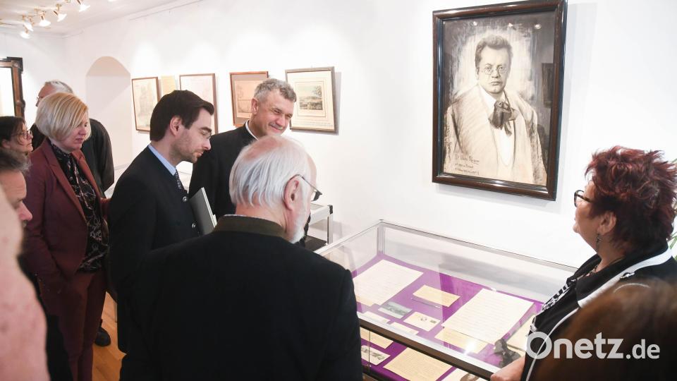 Kulturamtschefin Petra Vorsatz (rechts) führt die Gäste durch die Max-Reger-Sammlung der Stadt Weiden. Bild: Gabi Schönberger