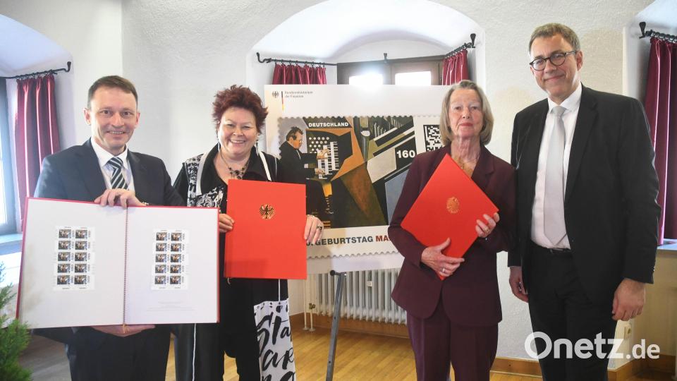 Einen Erstdruck der Sonderbriefmarke übergab Stefan Ramge (rechts) vom Bundesfinanzministerium an (von links) Oberbürgermeister Jens Meyer, Kulturamtschefin Petra Vorsatz und die Leiterin des Max-Reger-Instituts in Karlsruhe, Susanne Popp. Bild: Gabi Schönberger