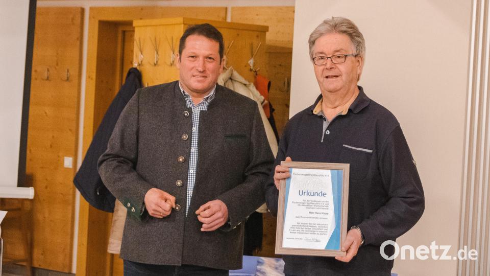 Hans Klupp (rechts) ist neuer Ehrenvorsitzender des Fischerzeugerrings Oberpfalz. Fischwirtschaftsmeister Klaus Bächer überreichte beim Treffen des Fischerzeugerrings die Urkunde an den Teichwirt aus Schönficht. Die Würdigung erhält er wegen seiner Verdienste für die hiesige Teichwirtschaft. Bild: Susanne Forster