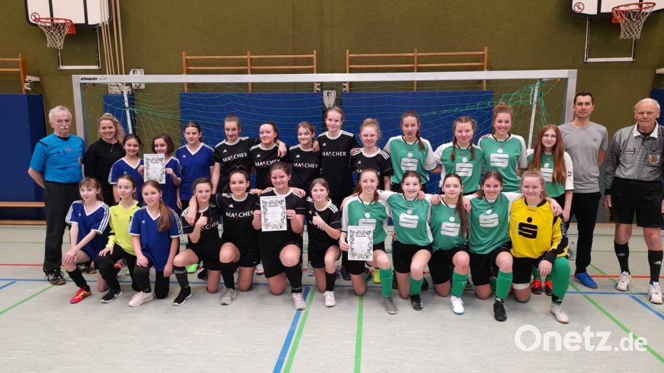Bei den weiterführenden Schulen gingen die Titel der AK-IV an das Gymnasium (blau), der AK-III an die Realschule (schwarz) jeweils der Dr-Johanna-Decker Schulen mit Betreuerin Lisa Hierl (Zweite von links) und der AK-III an das gastgebende Gregor-Mendel-Gymnasium (grün) mit Betreuer Matthias Harbauer (Zweiter von rechts), dazu die beiden Schiedsrichter Karl Vollmer (links) und Adolf Binner (rechts). Bild: gel
