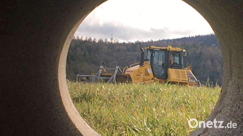 Blick durch ein künftiges Kanalrohr: Im Osten von Lintach sind die Baumaschinen aufgefahren. Bild: gri
