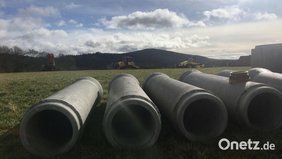 Material und Baumaschinen sind vor Ort, jetzt kann es losgehen im neuen Baugebiet Lintach-Ost. Bild: gri