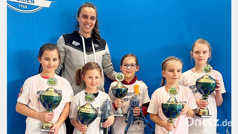 Gratulation: Stolz präsentieren die Erstplatzierten der Altersklassen U9 und U10 weiblich mit Turnierleiterin Victoria Reis ihre Pokale. Bild: lst/exb
