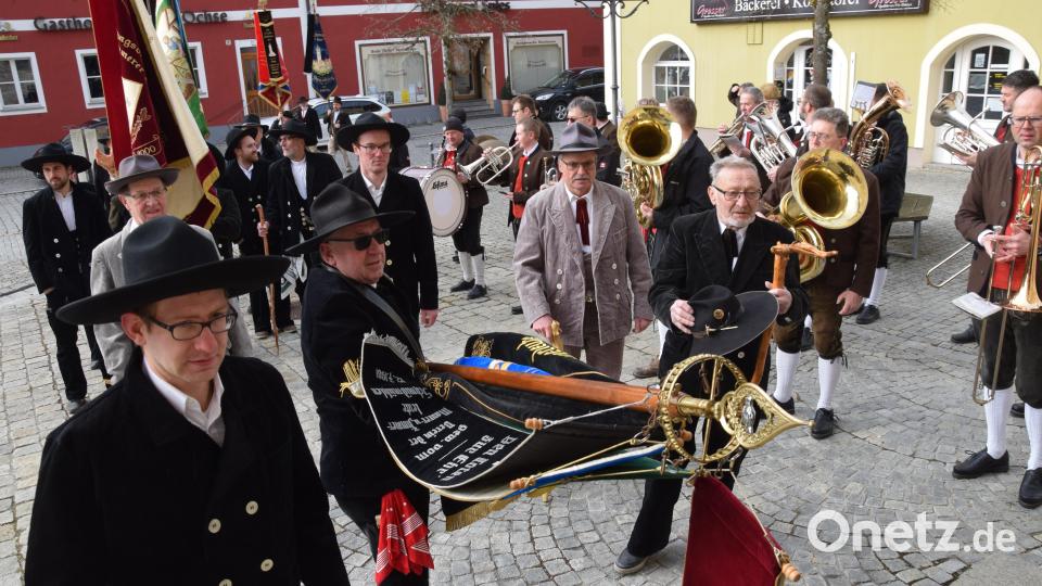 In Schmidmühlen erinnern die Mauerer und Zimmerer mit dem 117. Jahrestag der Vereinsgründung an die Entstehungsgeschichte des einzigen Zunftverein im Landkreis Amberg- Sulzbach. Bild: bö