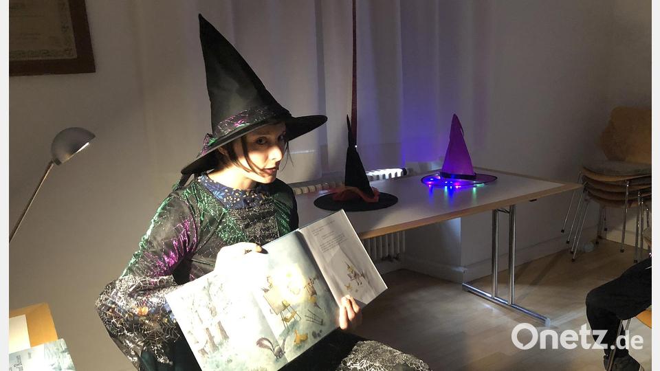 Entsprechend verkleidet lasen Agnes Siller (Bild) und Kathrin Wachsmann am Tag der offenen Tür aus Bilderbüchern vor, in denen die Hauptfigur eine Hexe ist. Bild: wro