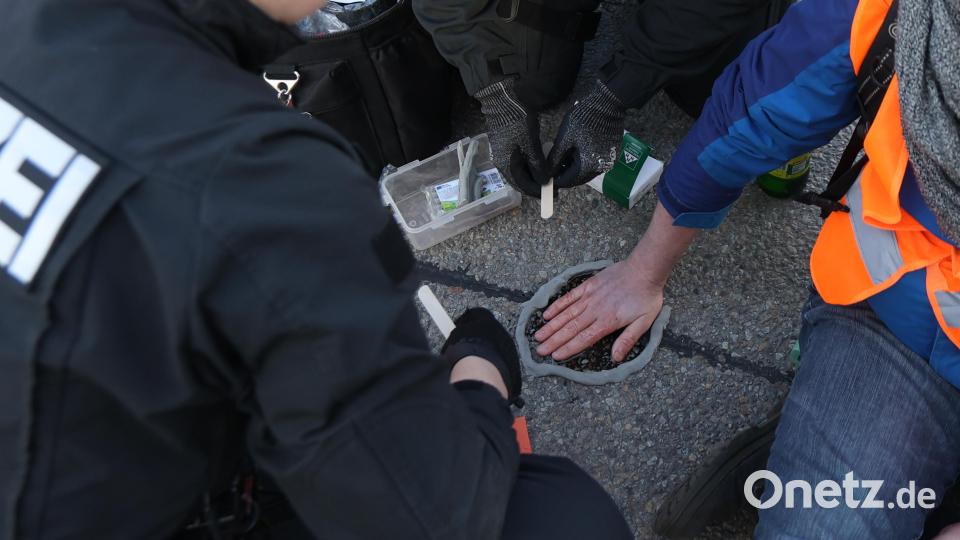 Da die Aktionen der Klimakleber rechtlich als Versammlung bewertet werden, muss die Polizei ein bestimmtes Prozedere einhalten. Bild: mib