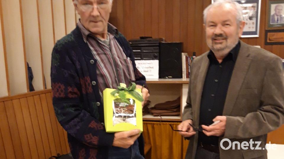 Der scheidende langjährige Vorstand Reiner Schindler wird von 2. Vorstand Hans Hanauer mit einem kleinem Geschenk verabschiedet. Bild: Georg Hüttner/exb