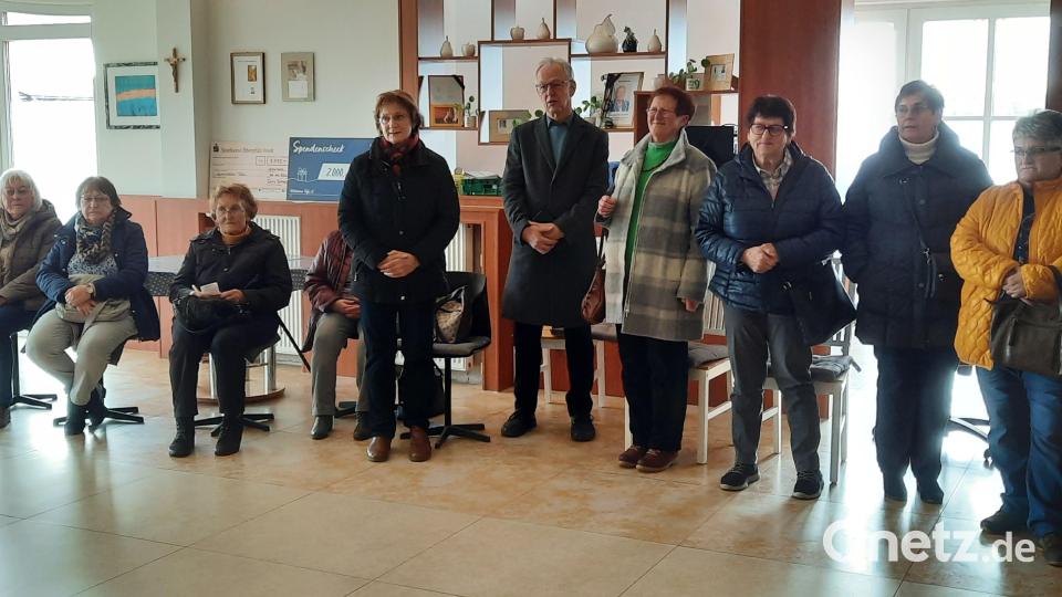 Die Seniorenbeauftragten und Quartiersmanagerinnen der Städte, Märkte und Gemeinden informierten sich bei der Mitterteicher Tafel. Bild: Anja Dubrowski/Landratsamt Tirschenreuth/exb
