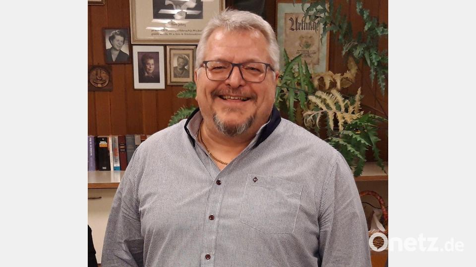 Für 20 Jahre Treue zu den Mooslohe-Siedlern wurden Inge Meindl und der neue Vorsitzende Harald Höfner (rechts) von stellvertretendem Bezirksvorsitzendem Hans-Jürgen Meier (Mitte) geehrt. Bild: Georg Hüttner/exb