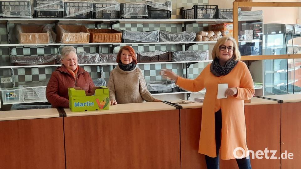 Leiterin Anni Riedl, Mitarbeiterin Mila Braun und Nicole Fürst, Vorsitzende des Trägervereins, denken über neue Wege nach, um die Arbeit der Mitterteicher Tafel auf mehr Schultern zu verteilen. Bild: Anja Dubrowski/Landratsamt Tirschenreuth/exb