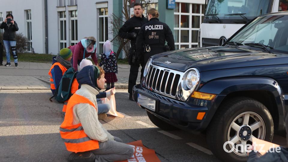 Klimakleber der "Letzten Generation" blockierten am Freitagmorgen eine Kreuzung nahe der Regensburg Arcaden. Bild: mib