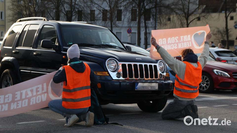 Klimakleber der "Letzten Generation" blockierten am Freitagmorgen eine Kreuzung nahe der Regensburg Arcaden. Symbolbild: mib
