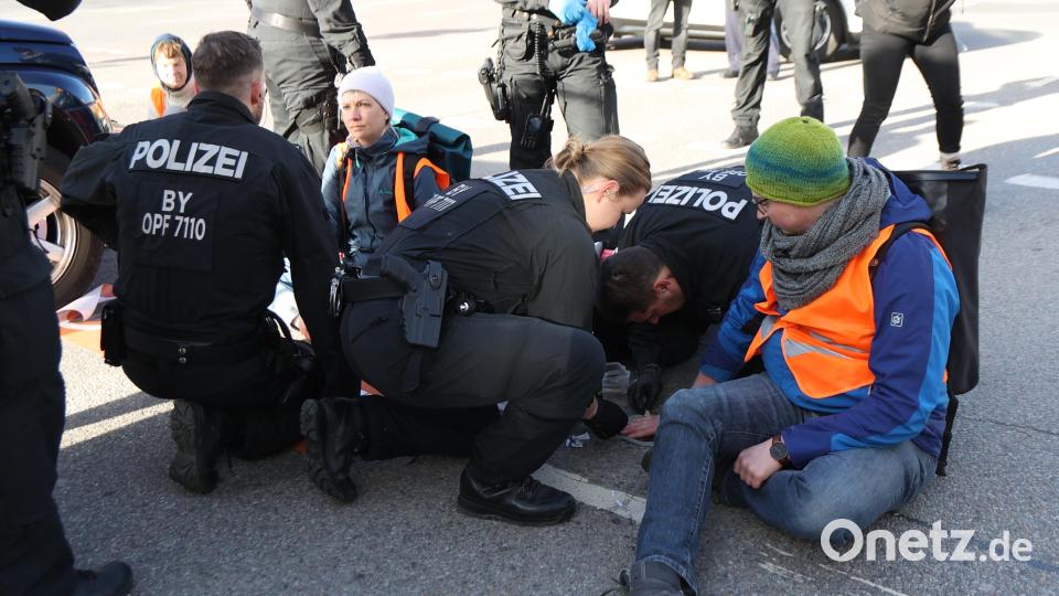 Vor den Regensburg Arcaden musste die Polizei dazwischen gehen und die aufgeheizten Gemüter beruhigen. Bild: mib