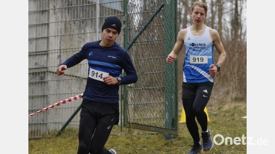 Frederik Fröhner (ESV Amberg/links) siegte in der Altersklasse U18 vor Sebastian Liebl (Nr. 919). Beide lieferten sich ein beherztes Rennen über die 2900 Meter lange Crossdistanz. Bild: exb