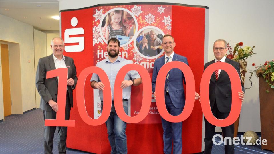 Über die Spende in Höhe von 10.000 Euro freute sich Tim Saborowski (Zweiter von links) von der Diakonie Sulzbach-Rosenberg mit Vorstandsmitglied Alexander Düssil, Vorstandsvorsitzendem Thomas Pickel und Stiftungsexpertem Edgar Rauch. Bild: Kathrin Schmidt/exb