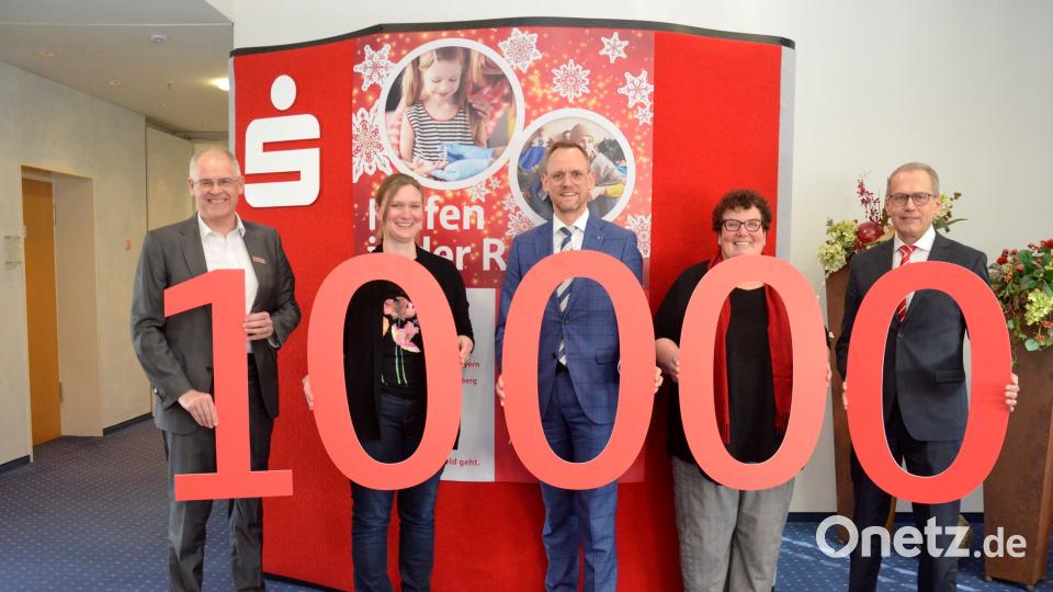 Weitere 10.000 Euro gingen an das Kinderpalliativteam Ostbayern. Die Spende entgegen nahmen Leitende Ärztin Sonja Gromer (Zweite von links) und Kinderkrankenschwester Karin Borchers (Zweite von rechts). Bild: Kathrin Schmidt/exb