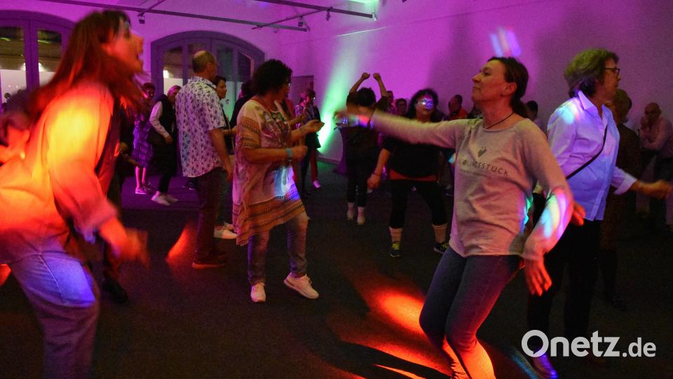 Nochmal abtanzen wie damals im Roncalli oder im Domizil: Am Samstag wurde die Stadtgalerie im Stadtmuseum zur Retro-Disco. Bild: Stephan Huber
