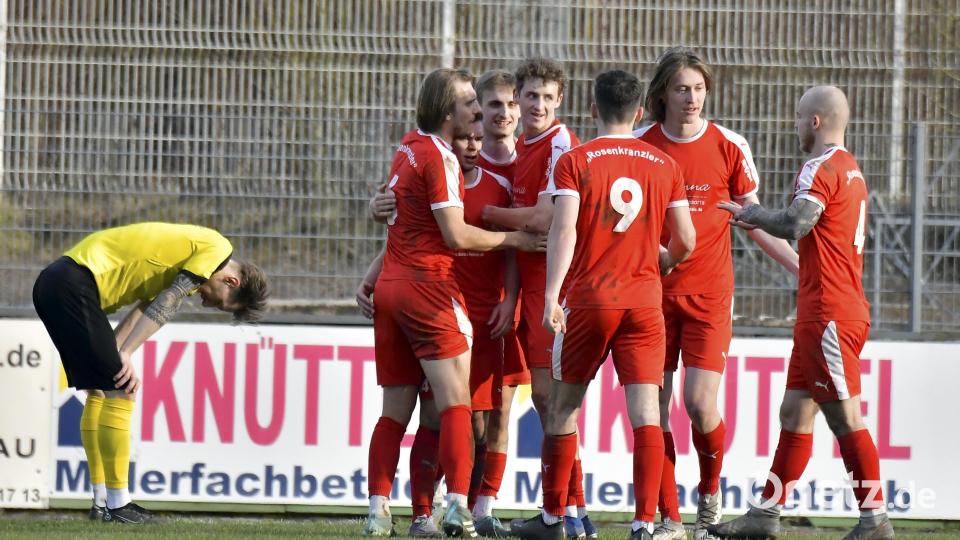 Während die Neukirchener Spieler den Siegtreffer von Jan Kolerus bejubeln, ist Nick Sperlich (ganz links) vom FC Amberg bedient. Bild: Hubert Ziegler
