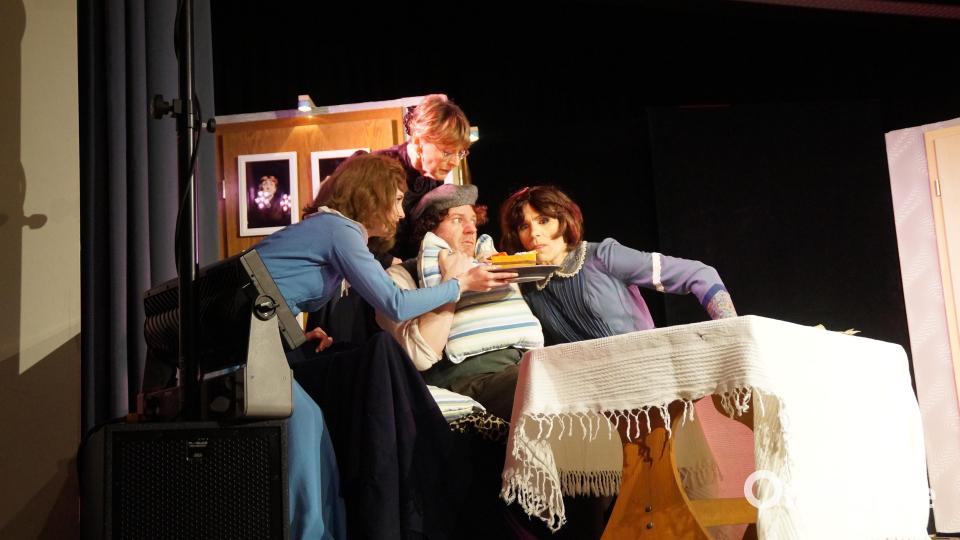 Alfred Klapproth (Michael Zanner) wird von Philipp Klapproths Schwester Ulrike und deren Töchtern Ida und Franziska (rechts Andreas Schopper aus Oberviechtach) in die Mangel genommen Bild: wel