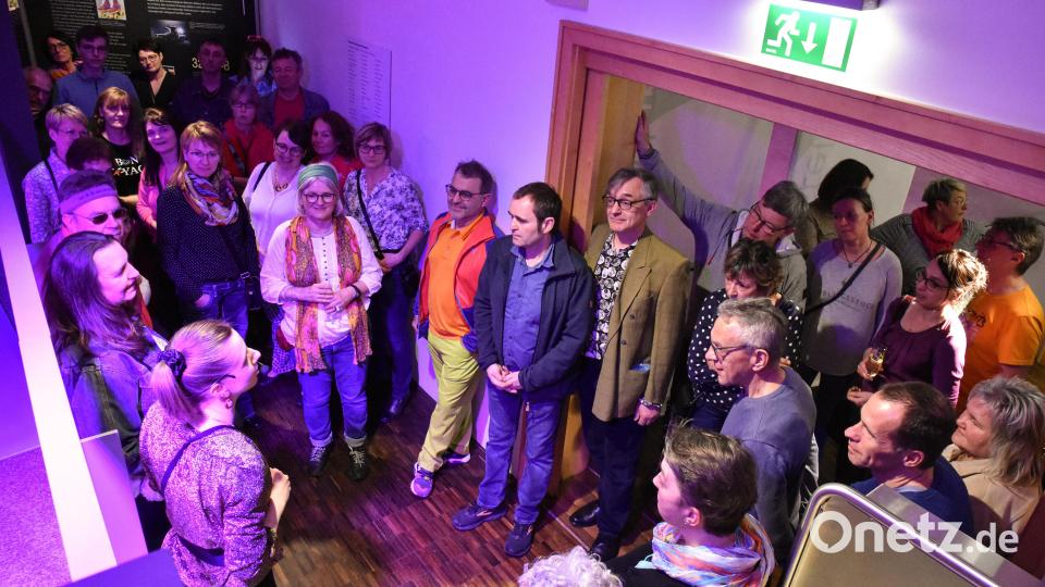 Die lange Museumsnacht im Stadtmuseum war ausverkauft. Und auch die Kurzführungen mit Museumsleiterin Julia Riß (vorne links) fanden großes Interesse. Bild: Stephan Huber